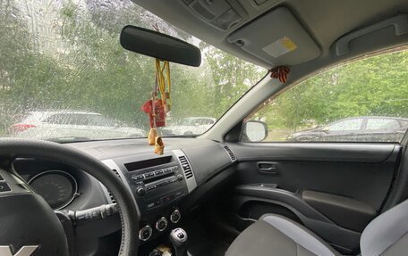 Mitsubishi Outlander III рестайлинг 3, 2011 год, 750 000 рублей, 14 фотография