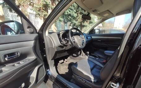 Mitsubishi Outlander III рестайлинг 3, 2014 год, 1 360 000 рублей, 2 фотография
