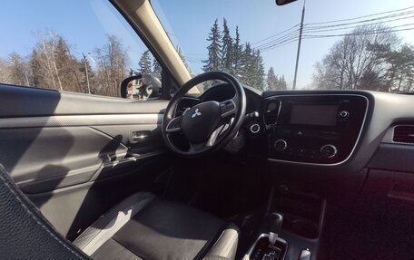 Mitsubishi Outlander III рестайлинг 3, 2014 год, 1 360 000 рублей, 12 фотография