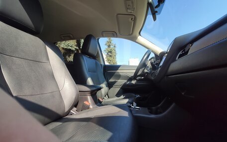 Mitsubishi Outlander III рестайлинг 3, 2014 год, 1 360 000 рублей, 10 фотография