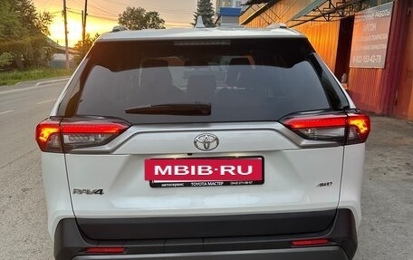 Toyota RAV4, 2022 год, 3 700 000 рублей, 3 фотография