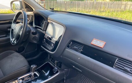 Mitsubishi Outlander III рестайлинг 3, 2019 год, 2 150 000 рублей, 9 фотография