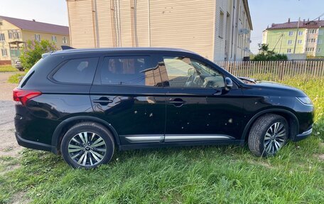 Mitsubishi Outlander III рестайлинг 3, 2019 год, 2 150 000 рублей, 5 фотография
