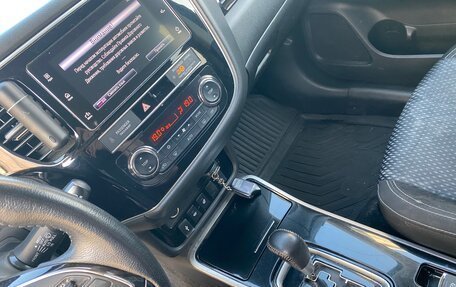 Mitsubishi Outlander III рестайлинг 3, 2019 год, 2 150 000 рублей, 10 фотография