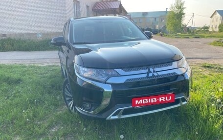 Mitsubishi Outlander III рестайлинг 3, 2019 год, 2 150 000 рублей, 6 фотография