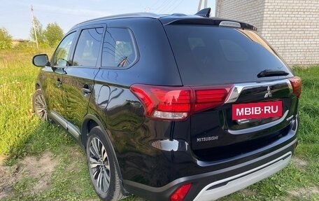 Mitsubishi Outlander III рестайлинг 3, 2019 год, 2 150 000 рублей, 2 фотография