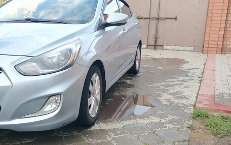 Hyundai Solaris II рестайлинг, 2013 год, 1 100 000 рублей, 3 фотография