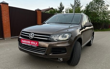 Volkswagen Touareg III, 2011 год, 1 890 000 рублей, 2 фотография