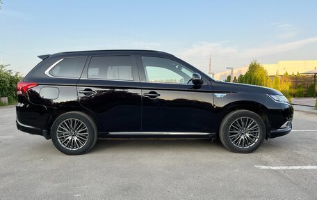 Mitsubishi Outlander III рестайлинг 3, 2019 год, 3 315 000 рублей, 8 фотография