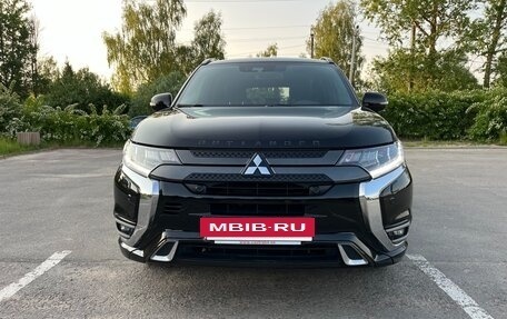 Mitsubishi Outlander III рестайлинг 3, 2019 год, 3 315 000 рублей, 10 фотография