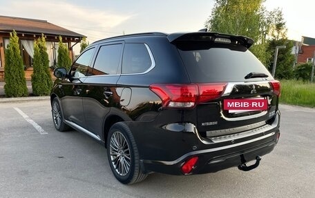 Mitsubishi Outlander III рестайлинг 3, 2019 год, 3 315 000 рублей, 4 фотография