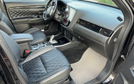 Mitsubishi Outlander III рестайлинг 3, 2019 год, 3 315 000 рублей, 14 фотография
