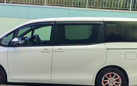 Toyota Noah III, 2018 год, 2 200 000 рублей, 5 фотография