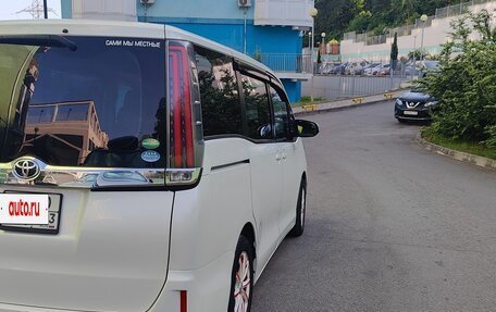 Toyota Noah III, 2018 год, 2 200 000 рублей, 3 фотография