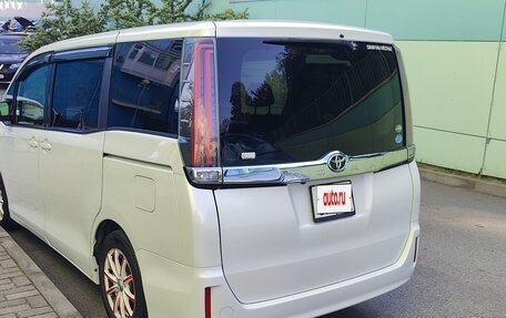 Toyota Noah III, 2018 год, 2 200 000 рублей, 4 фотография