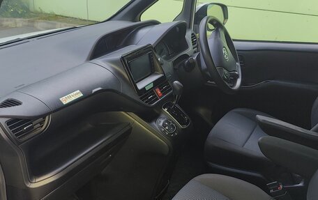 Toyota Noah III, 2018 год, 2 200 000 рублей, 7 фотография