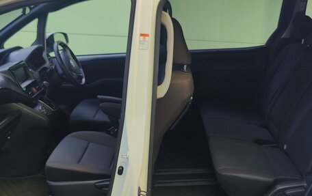 Toyota Noah III, 2018 год, 2 200 000 рублей, 8 фотография