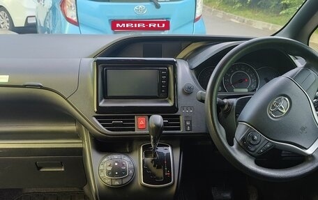 Toyota Noah III, 2018 год, 2 200 000 рублей, 10 фотография