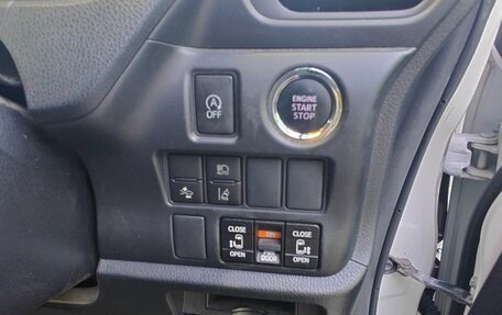 Toyota Noah III, 2018 год, 2 200 000 рублей, 17 фотография