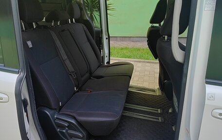 Toyota Noah III, 2018 год, 2 200 000 рублей, 20 фотография
