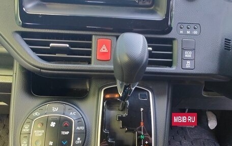 Toyota Noah III, 2018 год, 2 200 000 рублей, 18 фотография