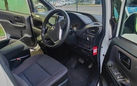 Toyota Noah III, 2018 год, 2 200 000 рублей, 15 фотография