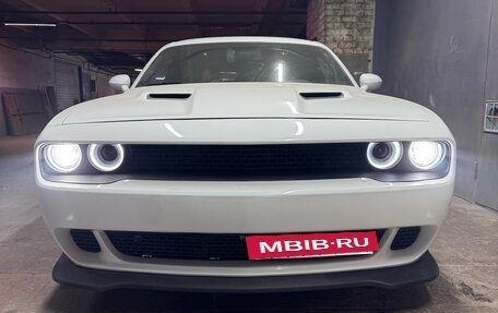 Dodge Challenger III рестайлинг 2, 2019 год, 5 950 000 рублей, 3 фотография