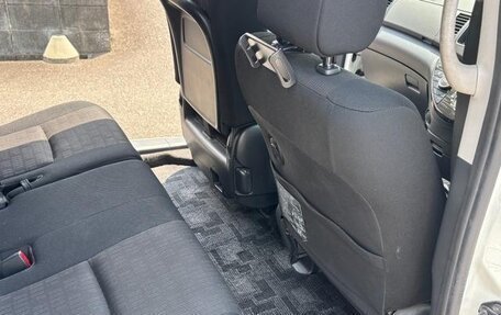 Toyota ISis I, 2016 год, 960 000 рублей, 29 фотография