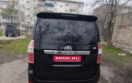 Toyota Noah III, 2010 год, 1 050 000 рублей, 1 фотография