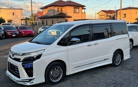 Toyota Voxy III, 2021 год, 1 900 000 рублей, 3 фотография