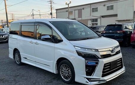 Toyota Voxy III, 2021 год, 1 900 000 рублей, 5 фотография