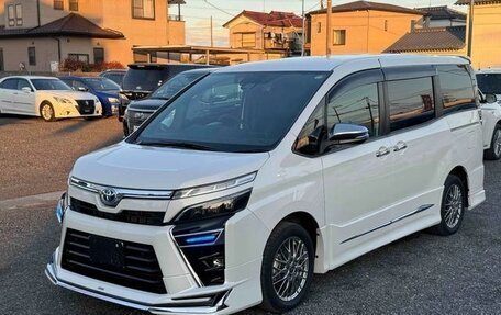 Toyota Voxy III, 2021 год, 1 900 000 рублей, 2 фотография