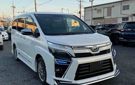 Toyota Voxy III, 2021 год, 1 900 000 рублей, 6 фотография