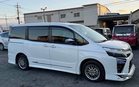 Toyota Voxy III, 2021 год, 1 900 000 рублей, 8 фотография