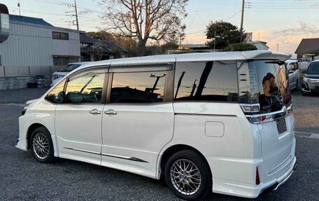 Toyota Voxy III, 2021 год, 1 900 000 рублей, 9 фотография