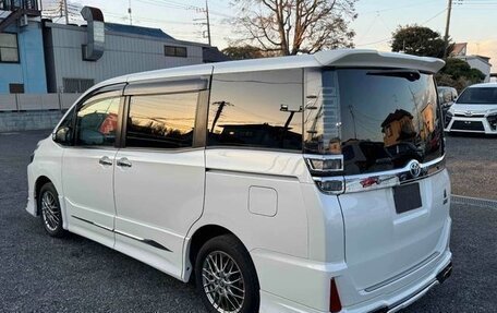Toyota Voxy III, 2021 год, 1 900 000 рублей, 10 фотография