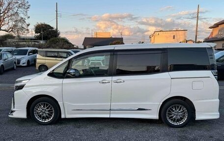 Toyota Voxy III, 2021 год, 1 900 000 рублей, 11 фотография