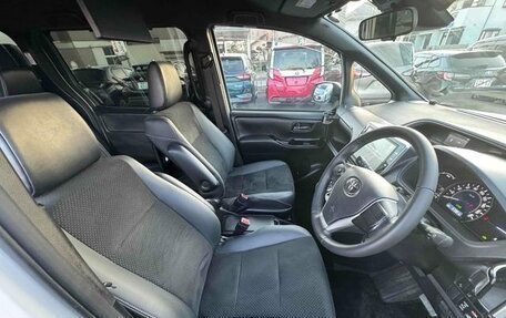 Toyota Voxy III, 2021 год, 1 900 000 рублей, 13 фотография