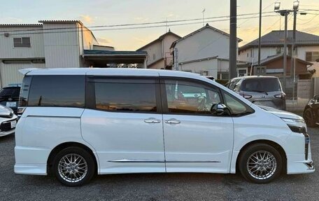 Toyota Voxy III, 2021 год, 1 900 000 рублей, 12 фотография