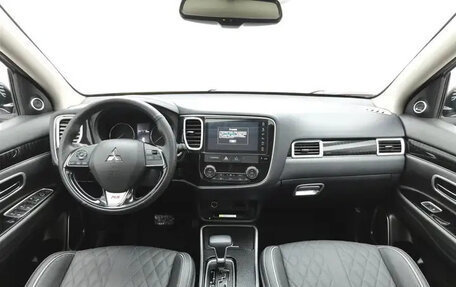 Mitsubishi Outlander III рестайлинг 3, 2021 год, 1 480 007 рублей, 3 фотография