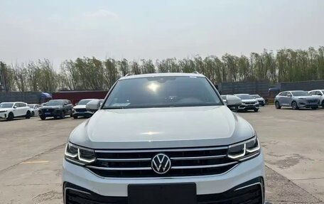 Volkswagen Tiguan II, 2022 год, 2 558 000 рублей, 2 фотография