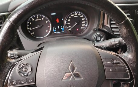 Mitsubishi Outlander III рестайлинг 3, 2016 год, 1 600 000 рублей, 8 фотография