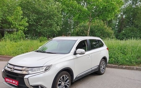 Mitsubishi Outlander III рестайлинг 3, 2016 год, 1 600 000 рублей, 2 фотография