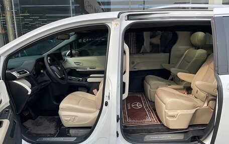 Toyota Sienna, 2022 год, 3 900 000 рублей, 7 фотография
