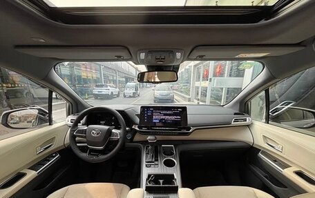 Toyota Sienna, 2022 год, 3 900 000 рублей, 12 фотография