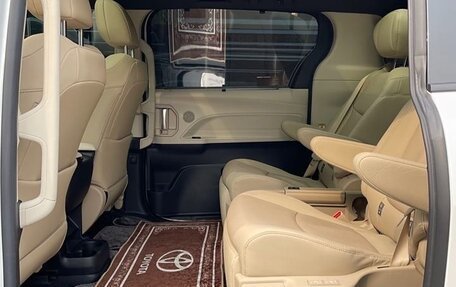 Toyota Sienna, 2022 год, 3 900 000 рублей, 11 фотография
