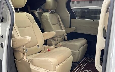 Toyota Sienna, 2022 год, 3 900 000 рублей, 16 фотография