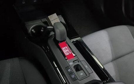 Toyota Prius IV XW50, 2023 год, 3 330 000 рублей, 13 фотография