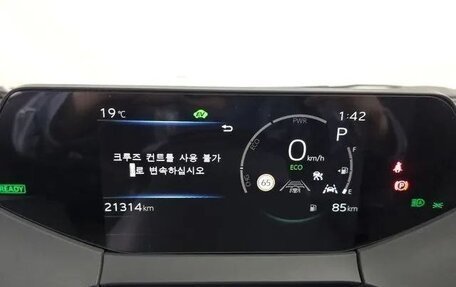 Toyota Prius IV XW50, 2023 год, 3 330 000 рублей, 15 фотография