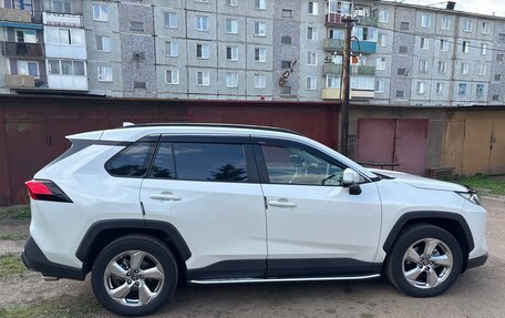 Toyota RAV4, 2021 год, 3 350 000 рублей, 7 фотография